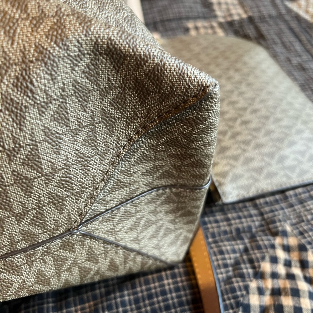 Michael kors tote. Great condition